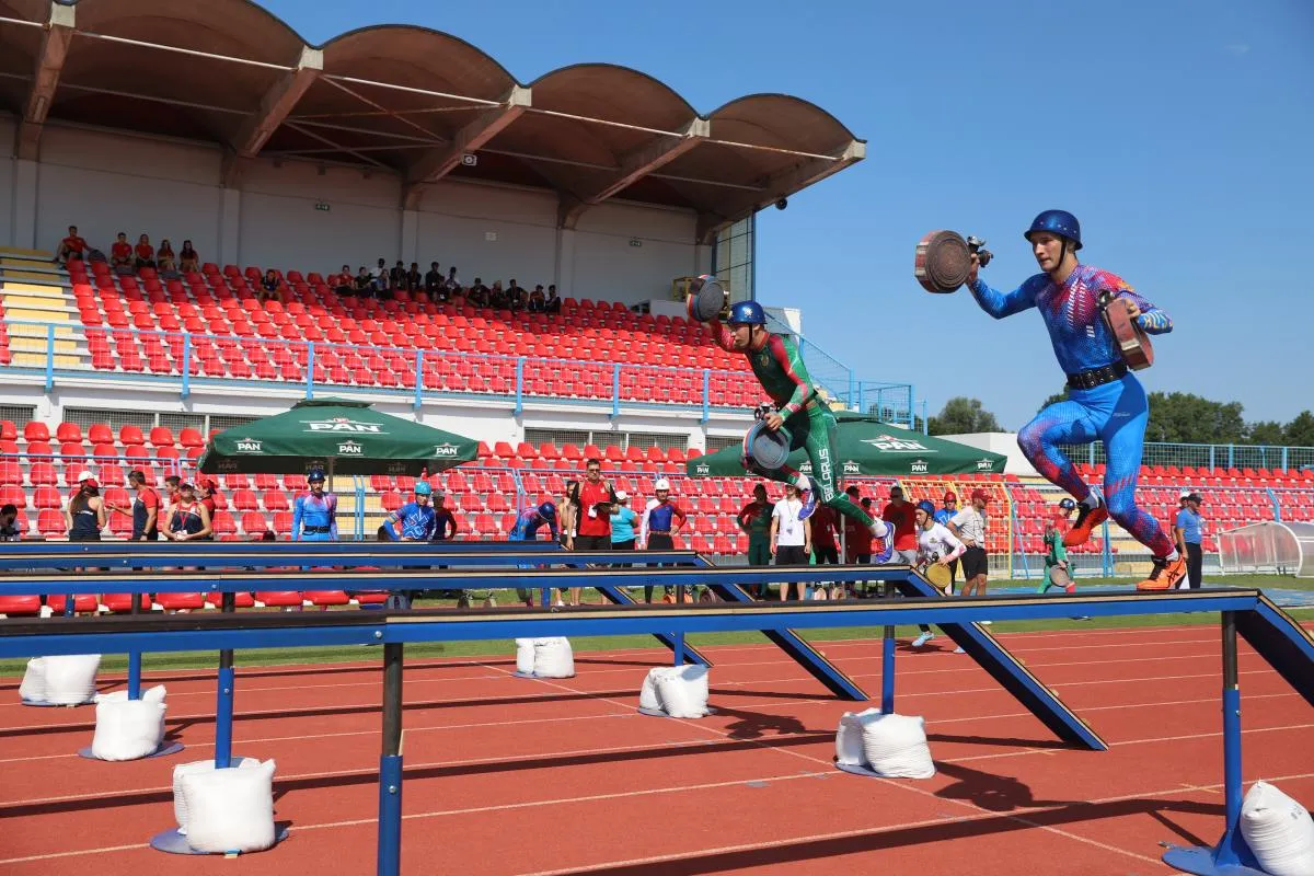 In the 100-metre hurdles in his second attempt, Ilya Bondarenko (Republic of Belarus) set a new world record of 15.52 seconds